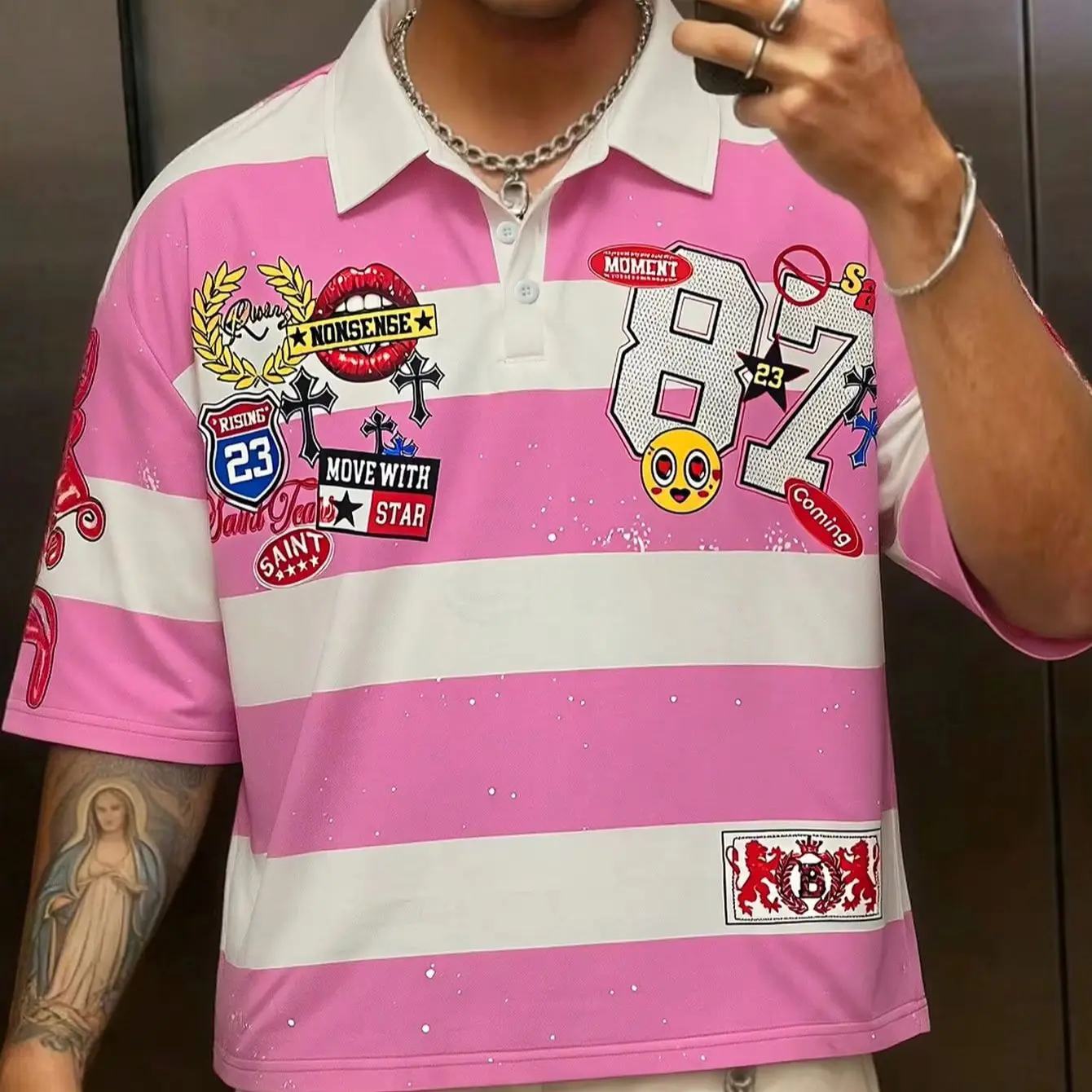Sommerliches, lässiges, grafisch bedrucktes, pinkes Herren-Langarmshirt mit Preppy-Streifen und Polokragen, lässiges College-Style-Oberteil – Detail 3
