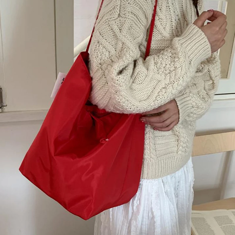 Koreanische Nylon-Schultertasche mit großem Fassungsvermögen, einfarbig, modisch, lässig, Pendler-Einkaufstasche, neue leichte, weiche Damenhandtasche – Detail 8