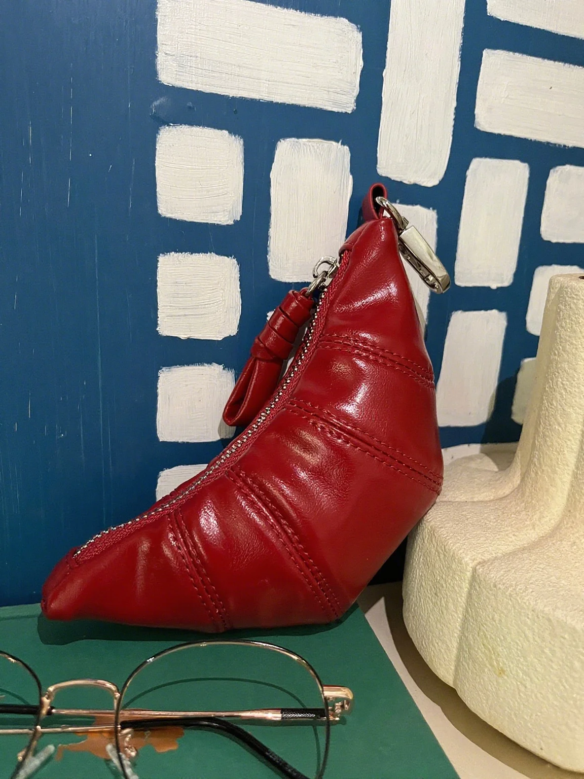 

Новая короткая сумка-кошелек на шею в стиле «бычий рог» для женщин: компактный дизайн, брелок для ключей, отделение для помады и наушников, универсальная сумка через плечо