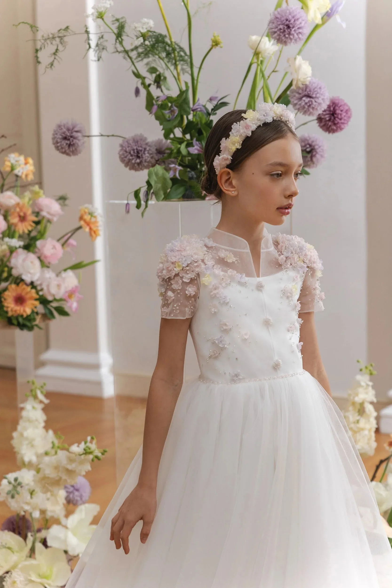 Weiße Blumenmädchenkleider für die Hochzeit mit floralen Spitzenapplikationen, Perlen, Baby-Geburtstagskleider, Erstkommunionkleid, individuell gestaltet