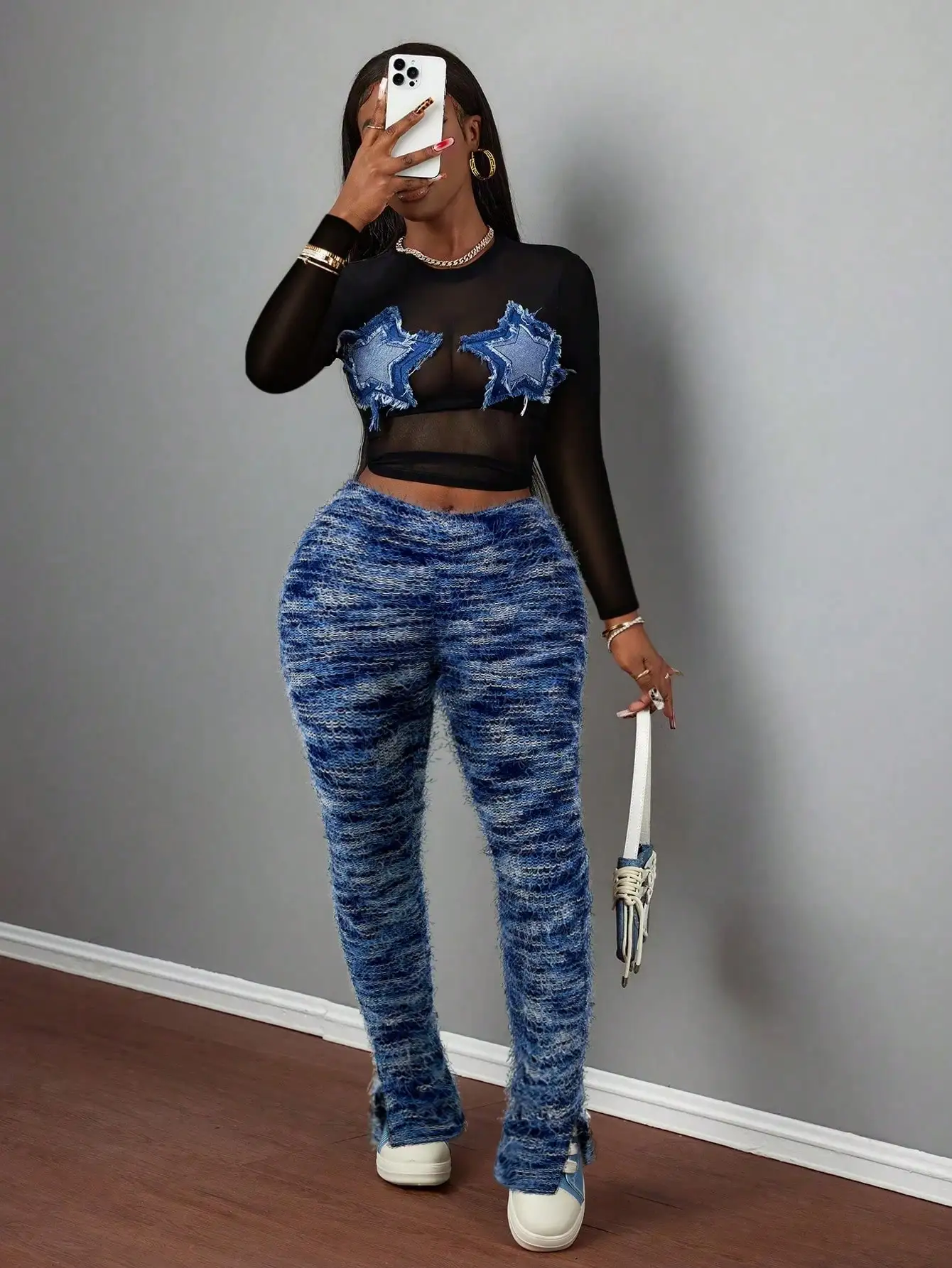 

Черный сетчатый укороченный топ с аппликацией в виде звезд и комплект из синих брюк-клеш с эффектом омбре и пушистой отделкой