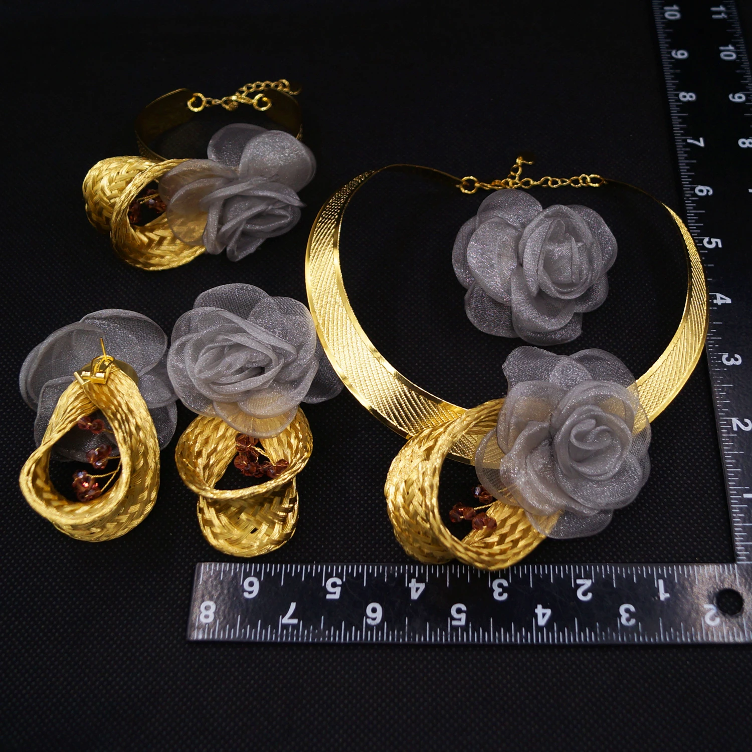 Yulaili's new gold-plated bridal jewelry set is an exclusive design of gauze flowers for cool and noble European ladies birthday