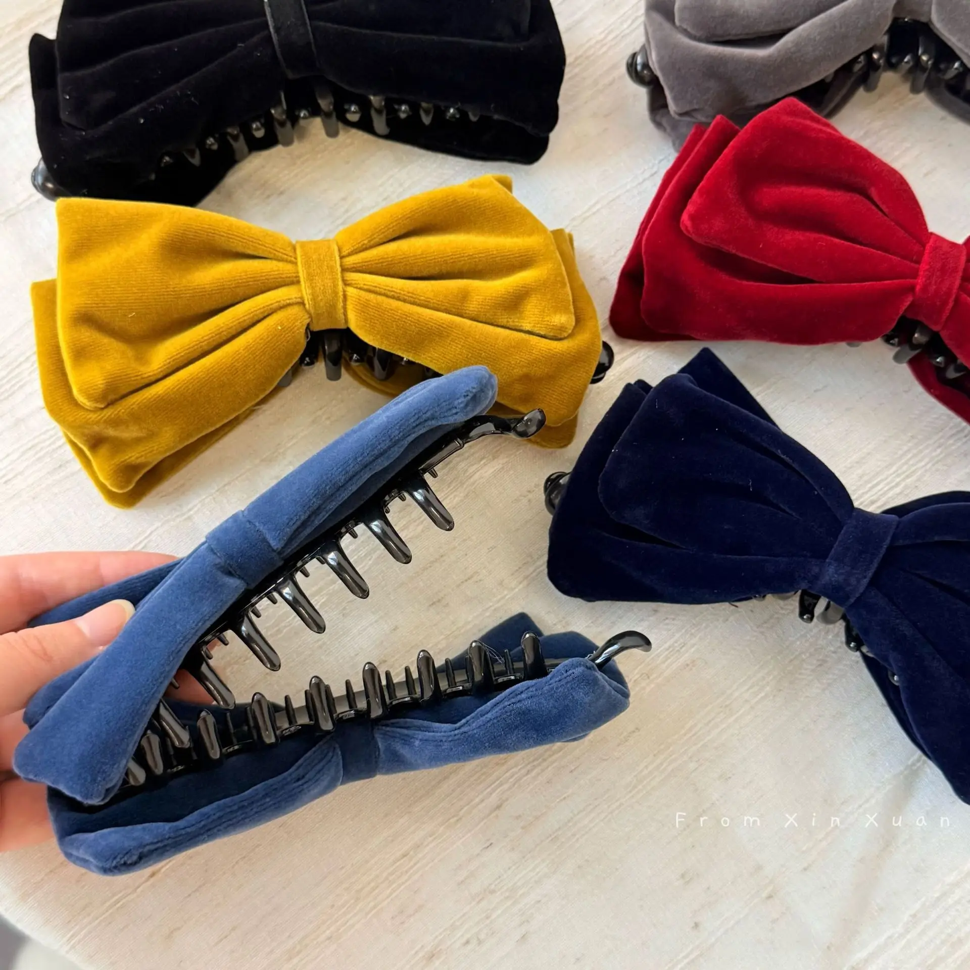 

Velvet Large Bow Banana Clip Hair Grab Clip Women French Elegant Temperament Ponytail Clip Vertical Hairpin Hair Styling Hairpin