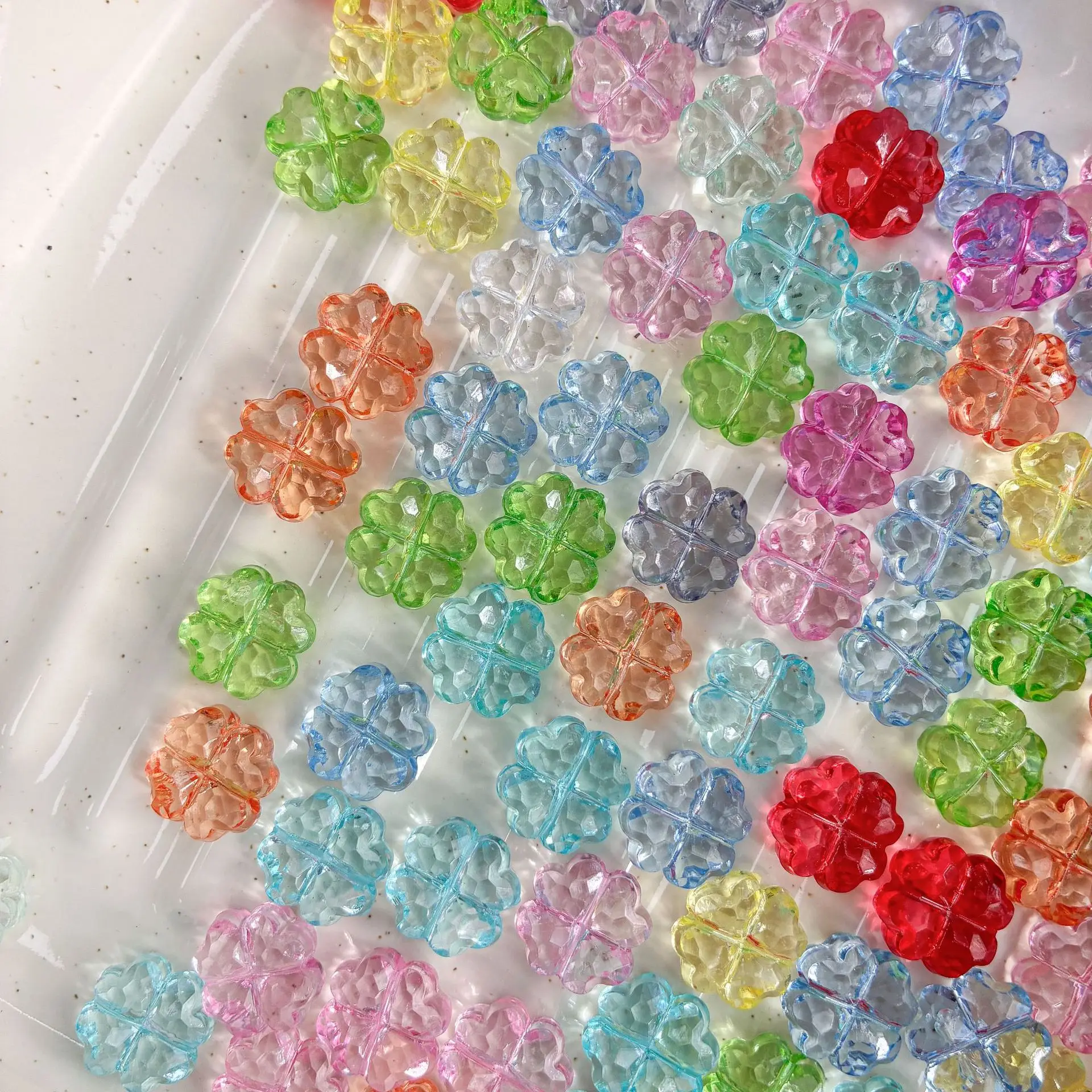 50/100 Stück, 13 mm, Kleeblatt, transparent, Blume, gerades Loch, flach, Acryl, geschnitten, lose Perlen, DIY-Zubehör – Detail 2