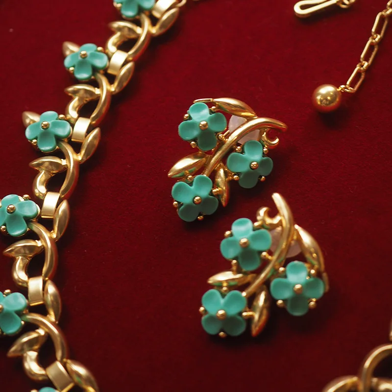 Clover Vintage Stud Earrings & Necklace Set - Retro Lucky Charm Jewelry, Dainty Botanical Ensemble, 2025 Trendy Accessory
