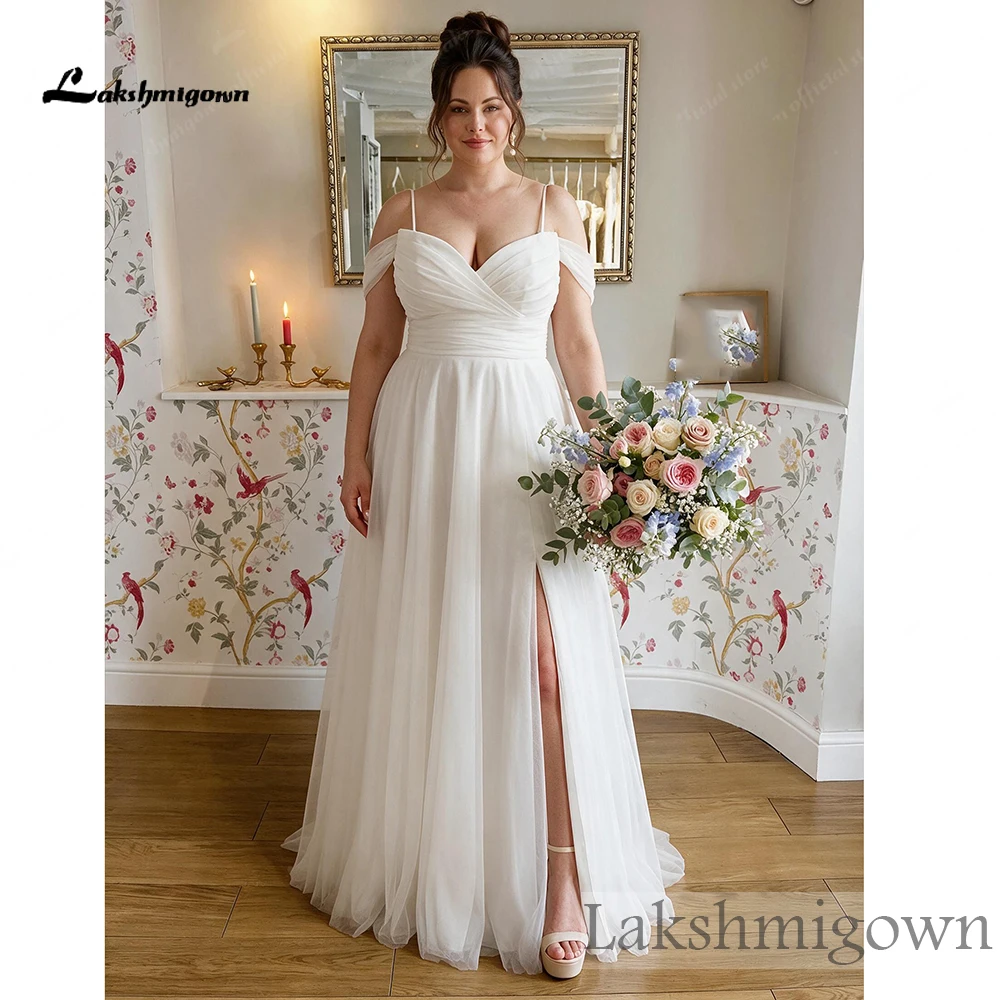 Lakshmigown Romantisches Tüll-Brautkleid in Übergröße mit Cold-Shoulder-Design, gerafftem Oberteil, Frontschlitz, Taillenschleife und A-Linien-Schnitt. – Detail 5