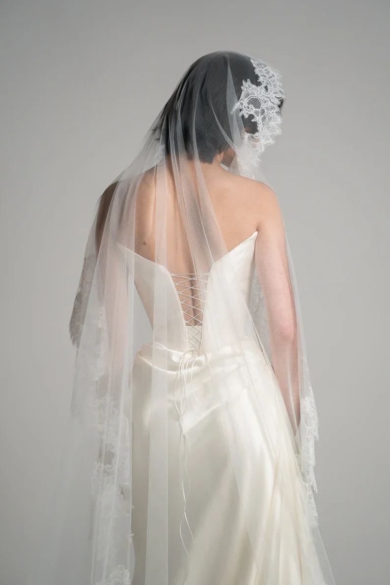 Suknia ślubna katedralna z satyny w kolorze białej kremowej, drapowana, z gorsetem w talii, z trenem do ziemi, model 2025, szyta na miarę.