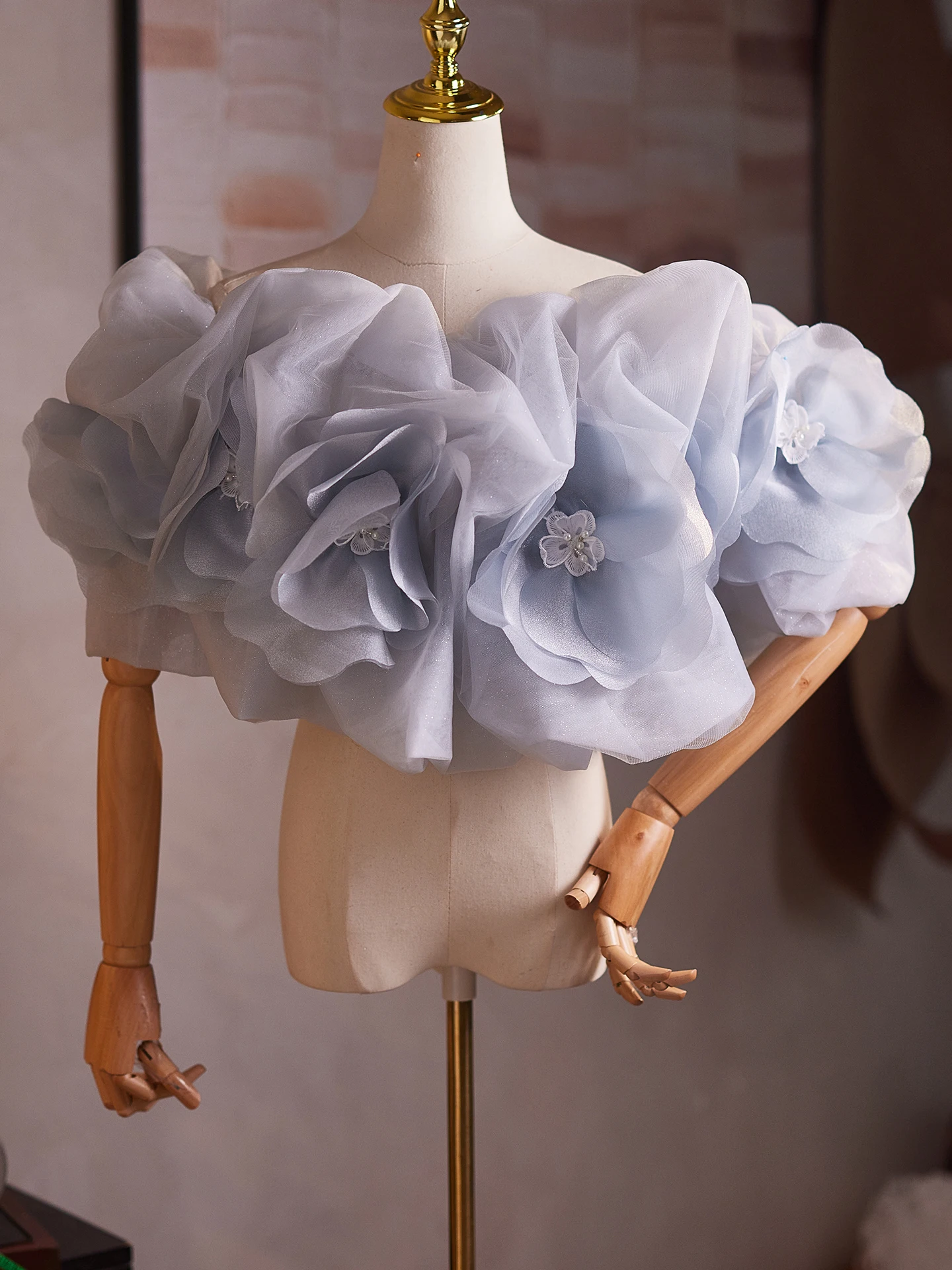 blue-flower-one-shoulder-handmade-diy-evening-gown-exaggerated-shoulder-accessory-performance-hosting-fashion-show