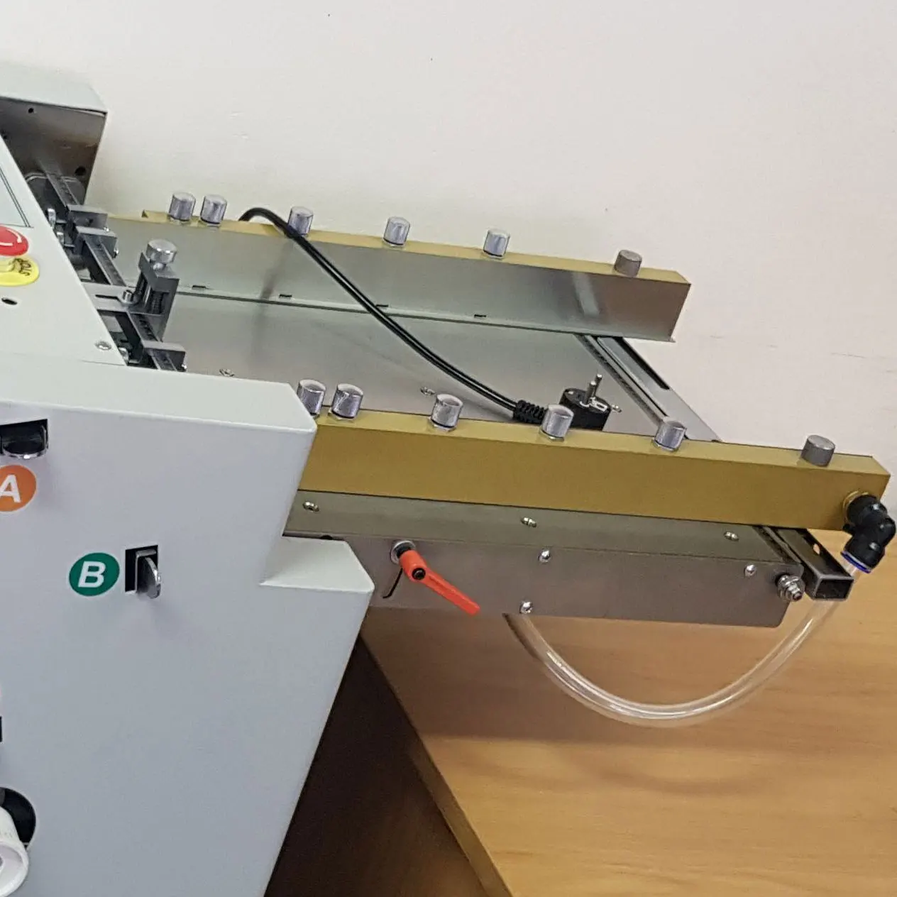 CE Certification 220V Omron Motor Automatic Feeding A3 A4 Size Suction Feeder 4 Combs Paper Folding Machine 14 Folding Types