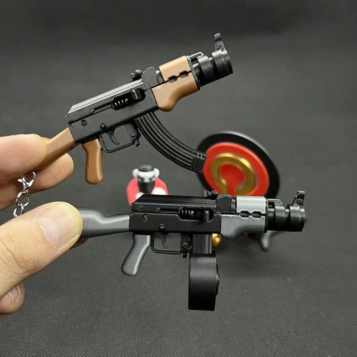 سلاسل مفاتيح صغيرة AK47 مع خراطيش طبل المجلات 50 رصاصة بلاستيكية نماذج لعبة قابلة للإطلاق لحقيبة الظهر قلادة هدية للرجال