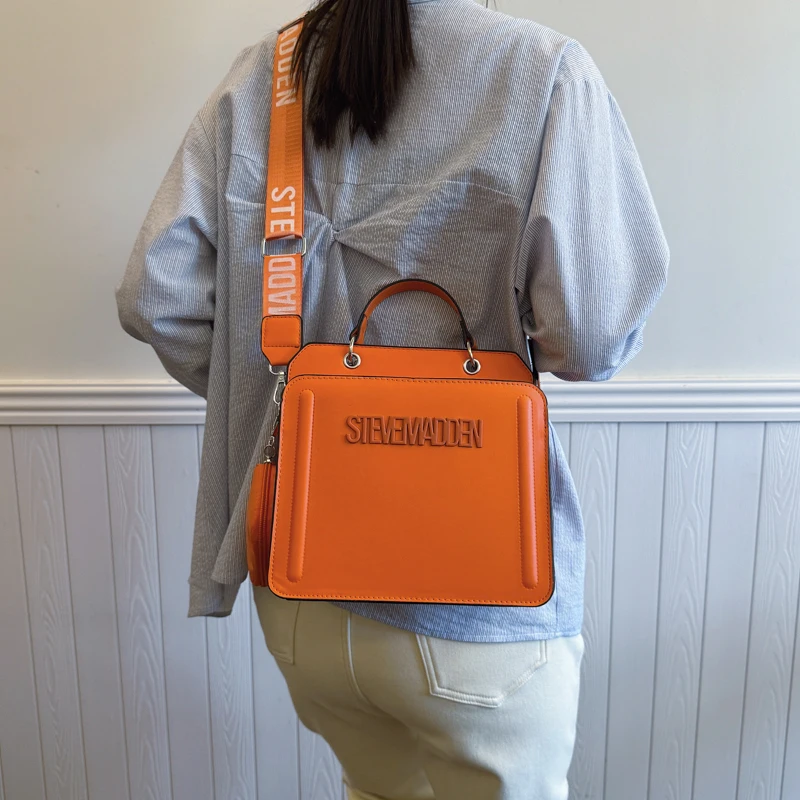 Sacola de luxo curada, forma estruturada espaçosa, sutil corte a laser, silhueta exclusiva para escapões elegantes e sem esforço