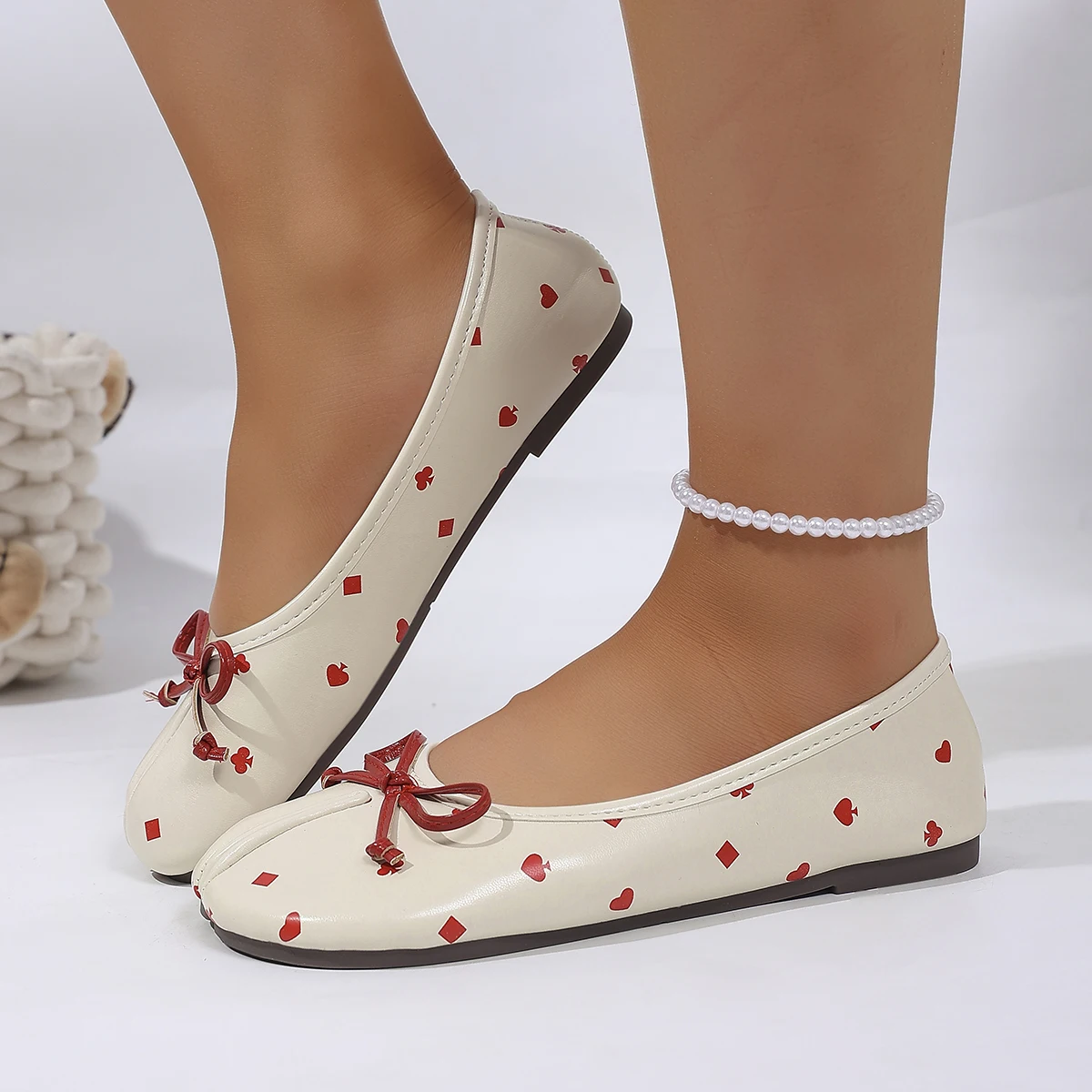 Damen Tabi-Ballerinas mit geteilter Zehenpartie, Slipper mit Spielkarten-Print, französische minimalistische flache Schuhe, lässige Gehschuhe – Detail 5