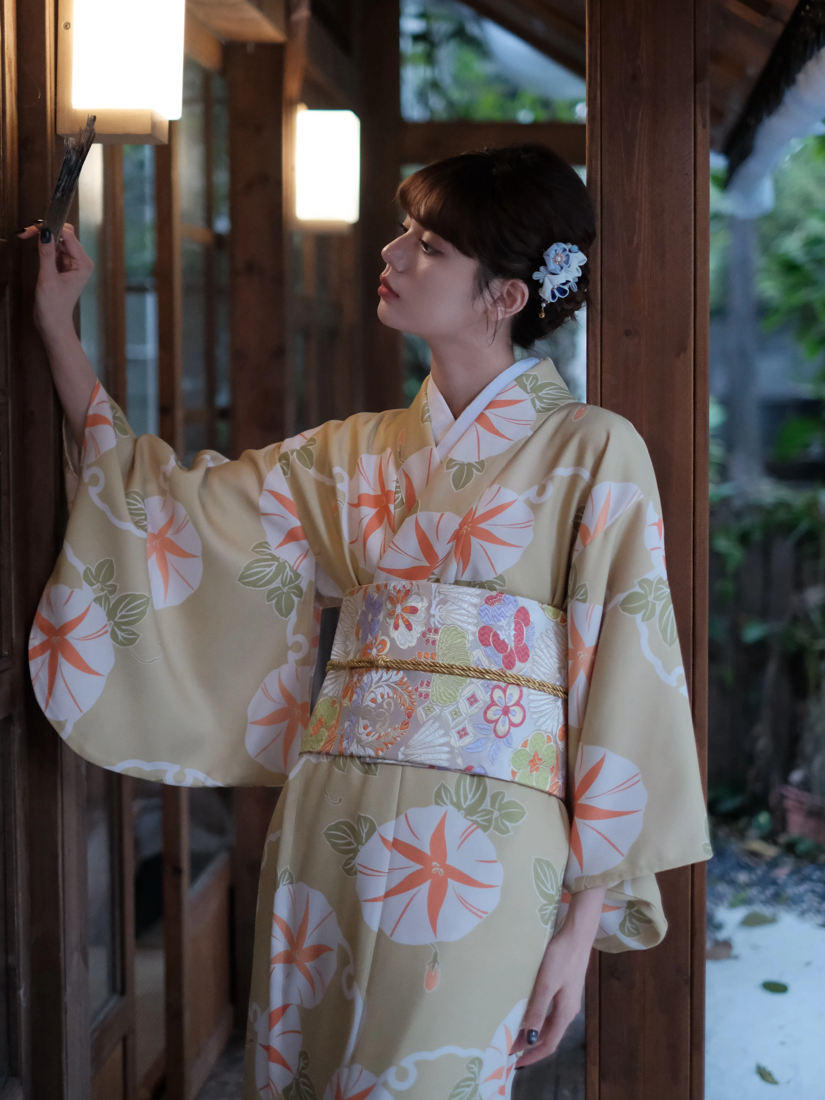 Trąbka kwiatowe nadruki śliczne kobiety japońskie kimono formalne zmodyfikowane Yukata przebranie na karnawał fotografia w stylu vintage sukienka