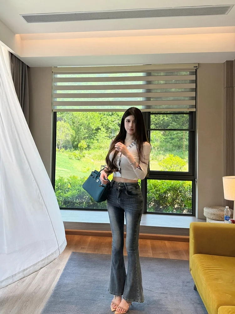 

Джинсы с высокой талией, расклешенные, облегающие, синего цвета, с встроенными накладками на бедрах, повседневные, на молнии, из эластичного хлопкового денима