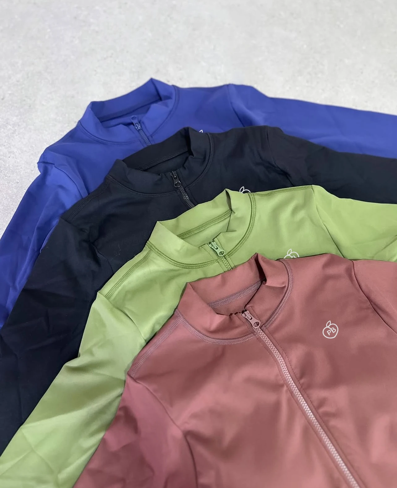 بدلة نسائية BUM على شكل حرف V من قطعة واحدة بدلة رياضية رافعة للصدر بدلة لياقة بدنية للسيدات بسحّاب ملابس رياضية للتمرين بدلة نسائية للصالة الرياضية