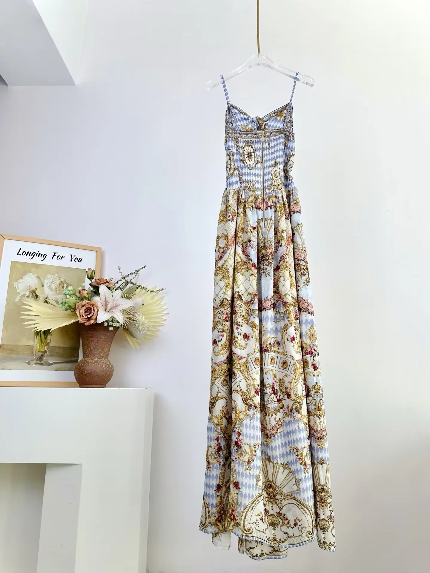 Vintage Fashion Retro Outfit - 夏の女性用100％シルクマキシワンピース、ブルーのレトロプリント、Vネック、中空デザイン、ハイウエスト、ノースリーブ、ファッショナブルなレディーススリングローブ