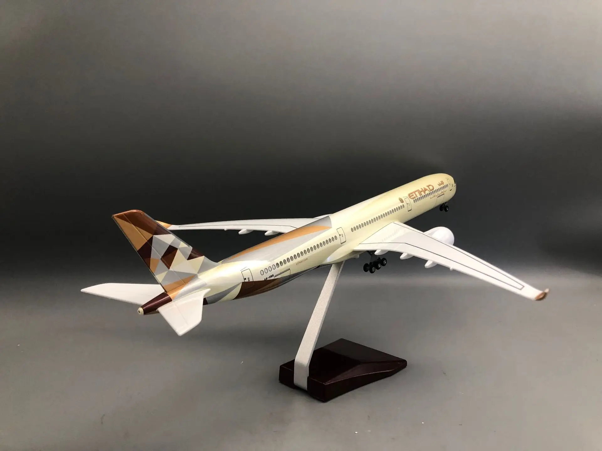 47cm 1/157 Scale Aircraft Models A350-1000 Etihad Airways Resin Model Airplanes With Landing Gear For Static Decoration Souvenir