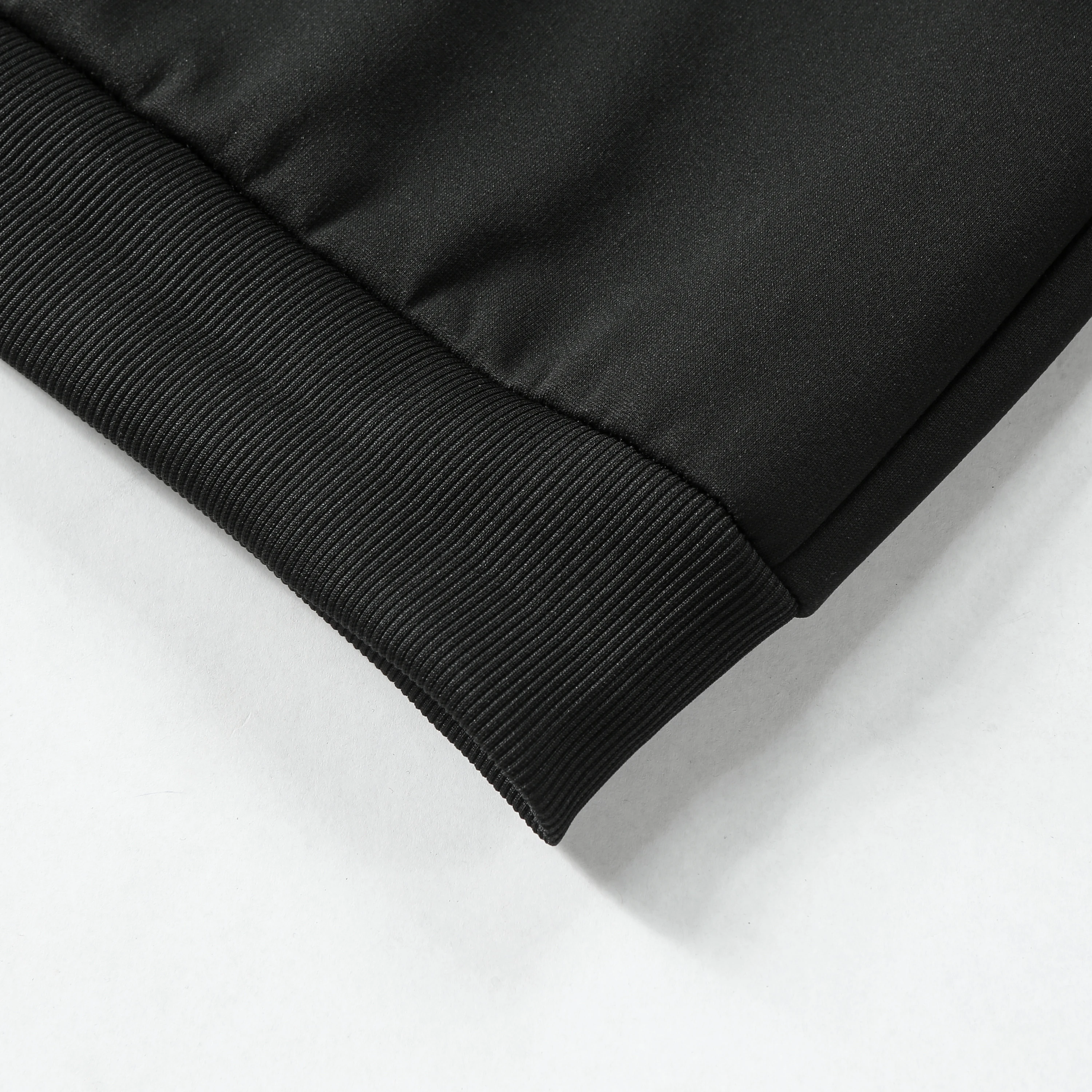 سويت شيرت رجالي عالي الجودة من صوف الخروف بلون سادة مع نسيج صوف ناعم ورقيق، مقاوم للبيلينغ، سهل العناية، مناسب للطبقات أو الارتداء بمفردها، مثالي لفصل الشتاء