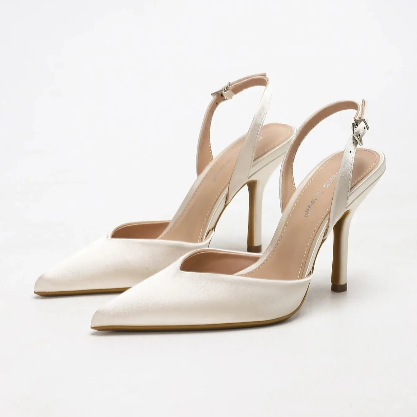 Damen-Sandalen aus elfenbeinfarbenem Satin mit spitzer Zehenpartie und Slingback-Absatz – Detail 3