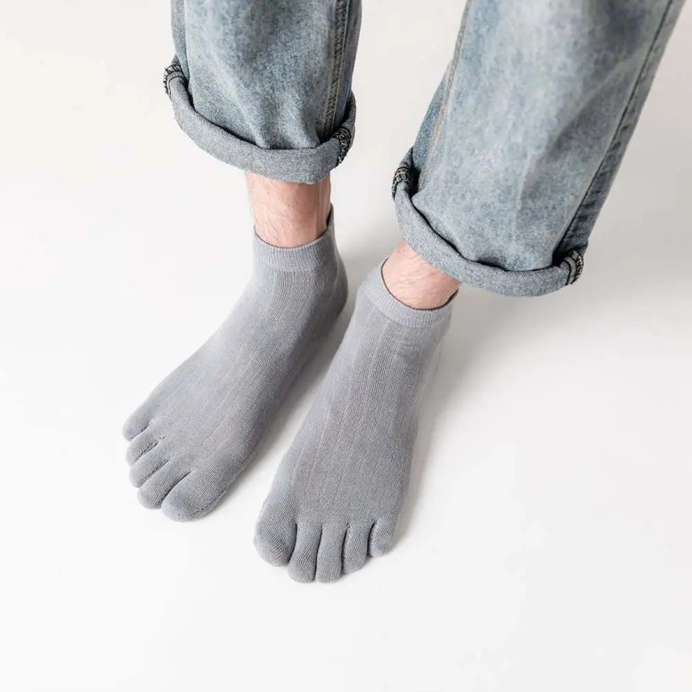 Dünne einfache Männer gestreifte schweißabsorbierende Baumwolle Fünf-Finger-Socken Männer Socken Split Toe Socken Sport Strumpfwaren