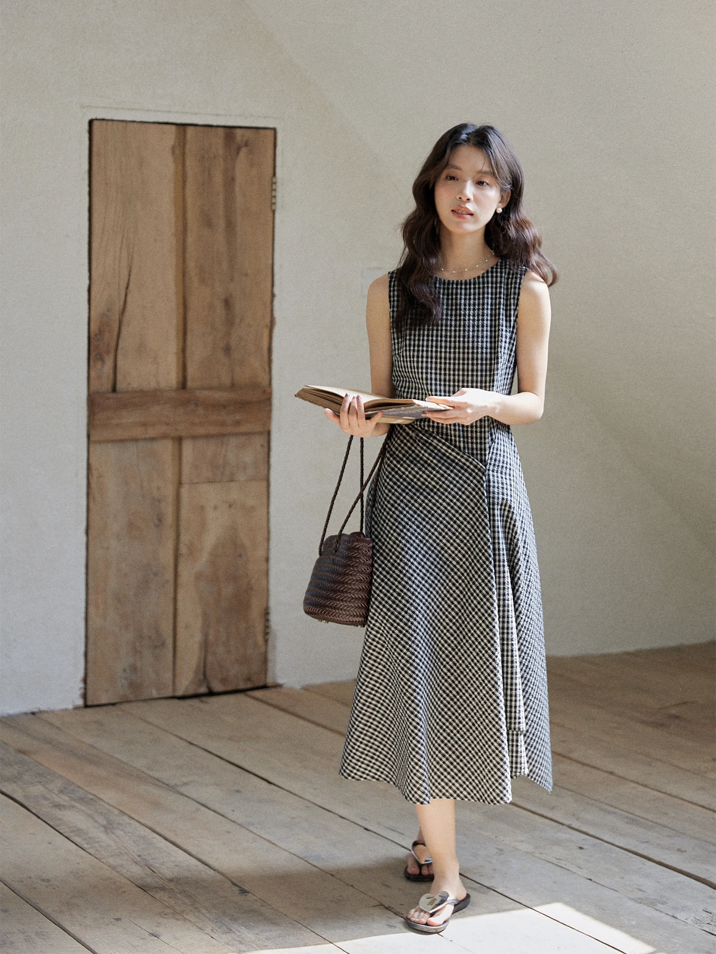

MIXABO Retro Black White Plaid Sleeveless Vest Dress Women's Summer Waist-Cinching Long Dress Textured Gown A-Line Skirt