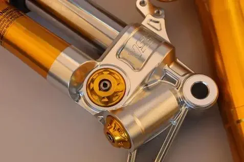 ممتص صدمات الشوكة الأمامية للدراجة النارية مع طريقة تحمل الضغط لضبط تصميم المكبس مصنوعة من سبائك الألومنيوم المتينة