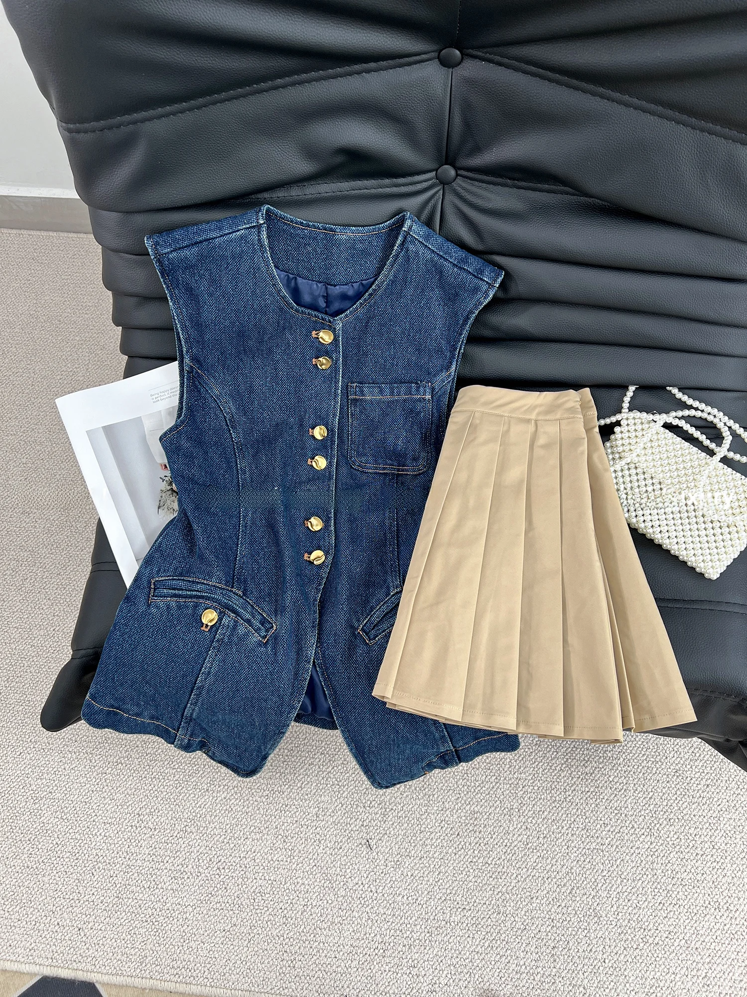 

Повседневный модный летний новый женский джинсовый жилет Svel в стиле ретро, плиссированная юбка с высокой талией, комплект V-Ne на пуговицах, полиэтилен...