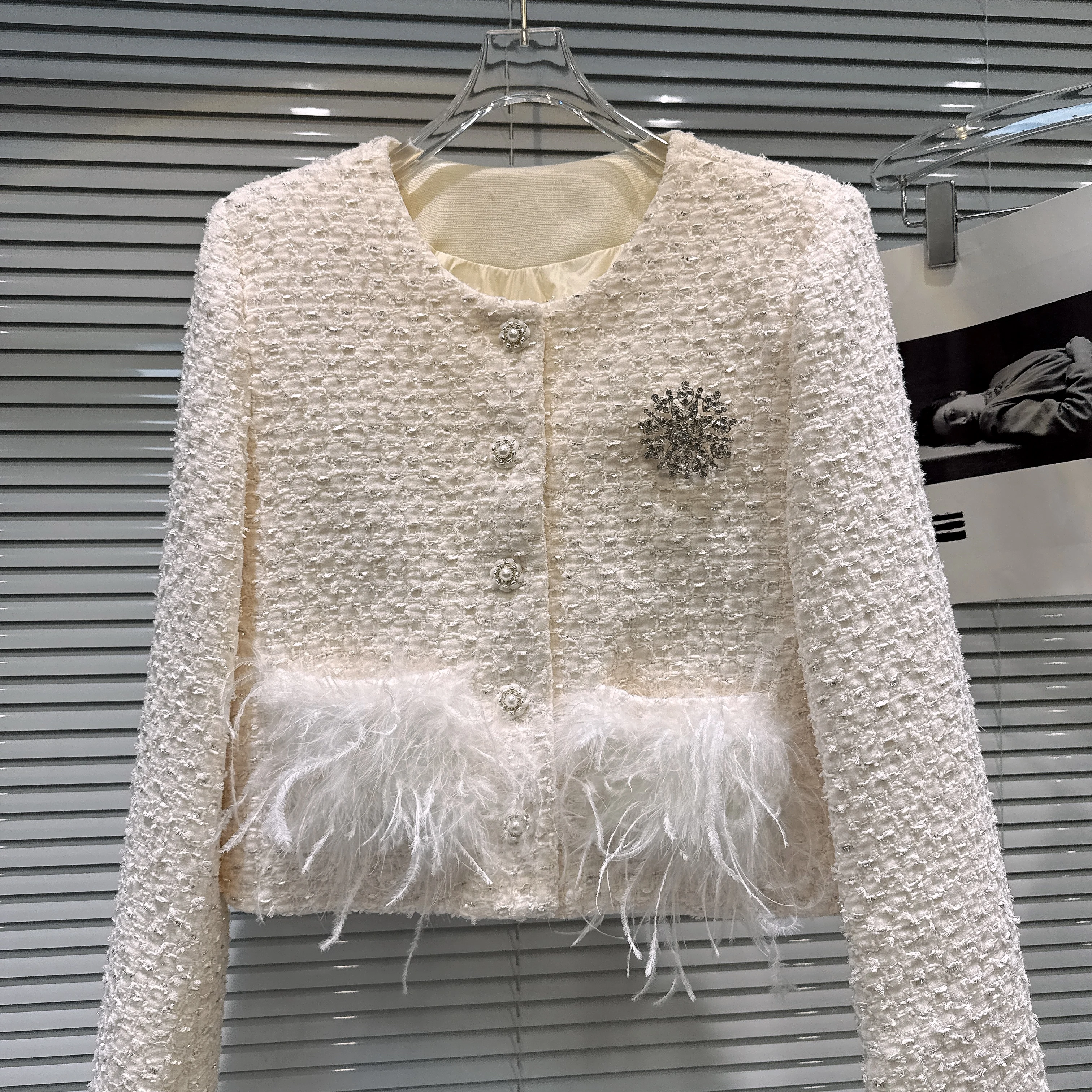 2025年冬 エレガントな社交界向けショートジャケット ラウンドネック 長袖 シングルブレスト フェザーポケット ツイード 暖かいダウンコート レディース