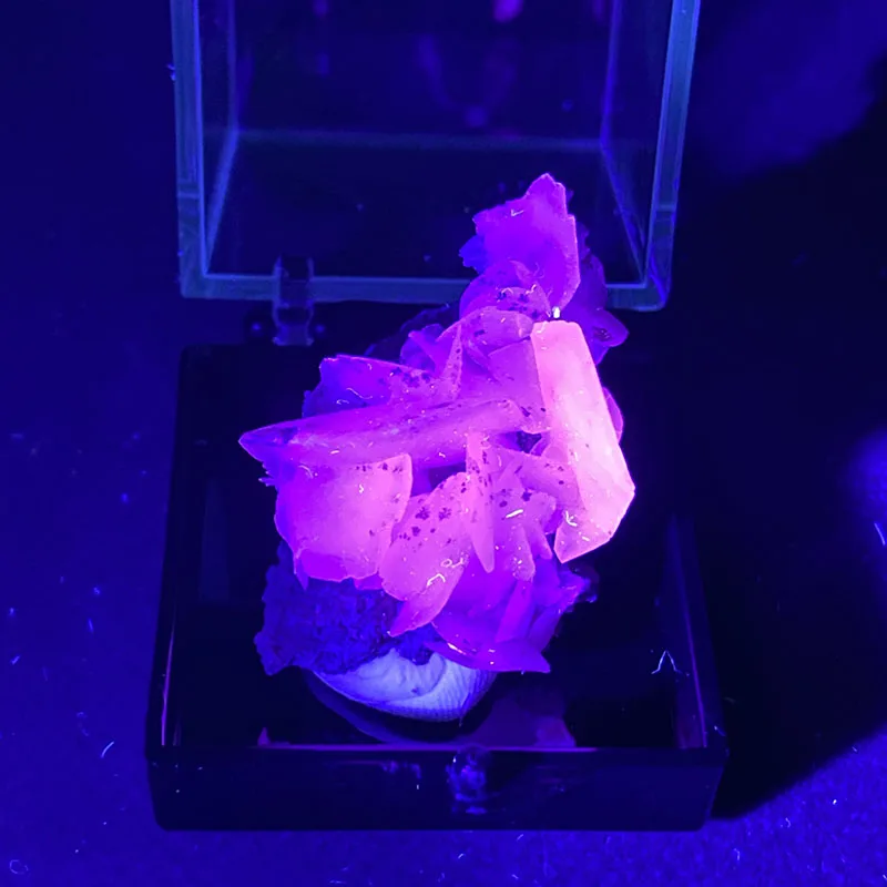 100%Natural white flake  fluorescence calcite（Fluorescent effect pink） rough specimen crystal quartz gemstone +Box size：35mm