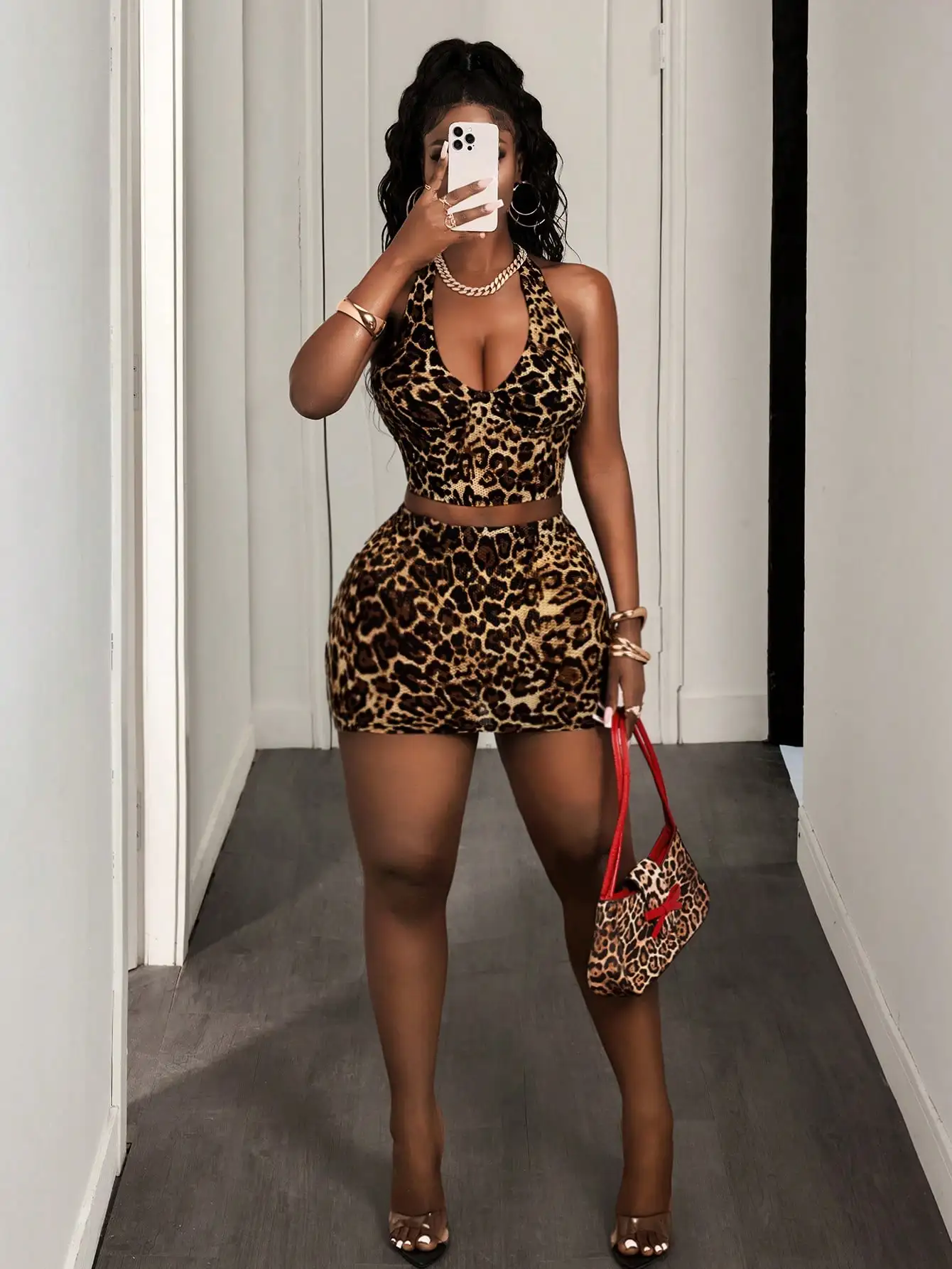 

Комплект из двух предметов с леопардовым принтом: укороченный топ с глубоким V-образным вырезом и облегающая мини-юбка