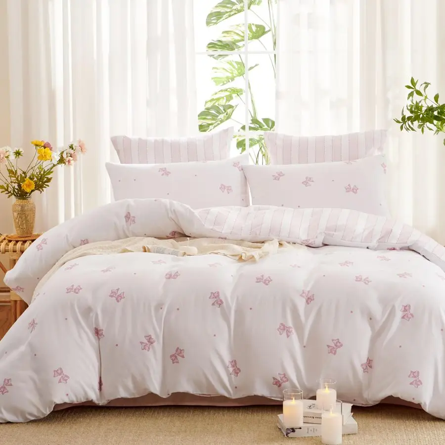 

Пододеяльник с розовым бантом сбоку А, белыми и розовыми вертикальными полосками сбоку Б, мягкий и легкий чехол для одеяла из микрофибры.