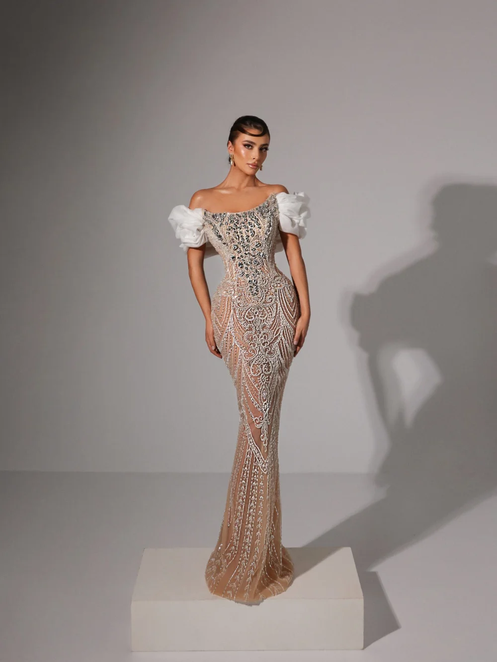 ชุดราตรีคอเหลี่ยมแขนพองทรงเอไลน์ประดับลูกปัดอย่างประณีต ยาวกรอมพื้น เหมาะสำหรับงานเลี้ยง