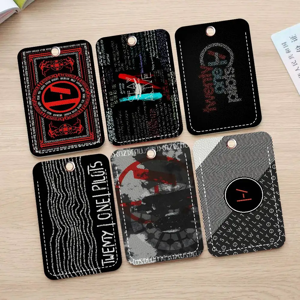 

Популярный брелок для ключей группы T-Twenty One Pilot с держателем для карт, защитный чехол для проездного, карты питания, ID-карты и банковской карты для обеспечения безопасности.