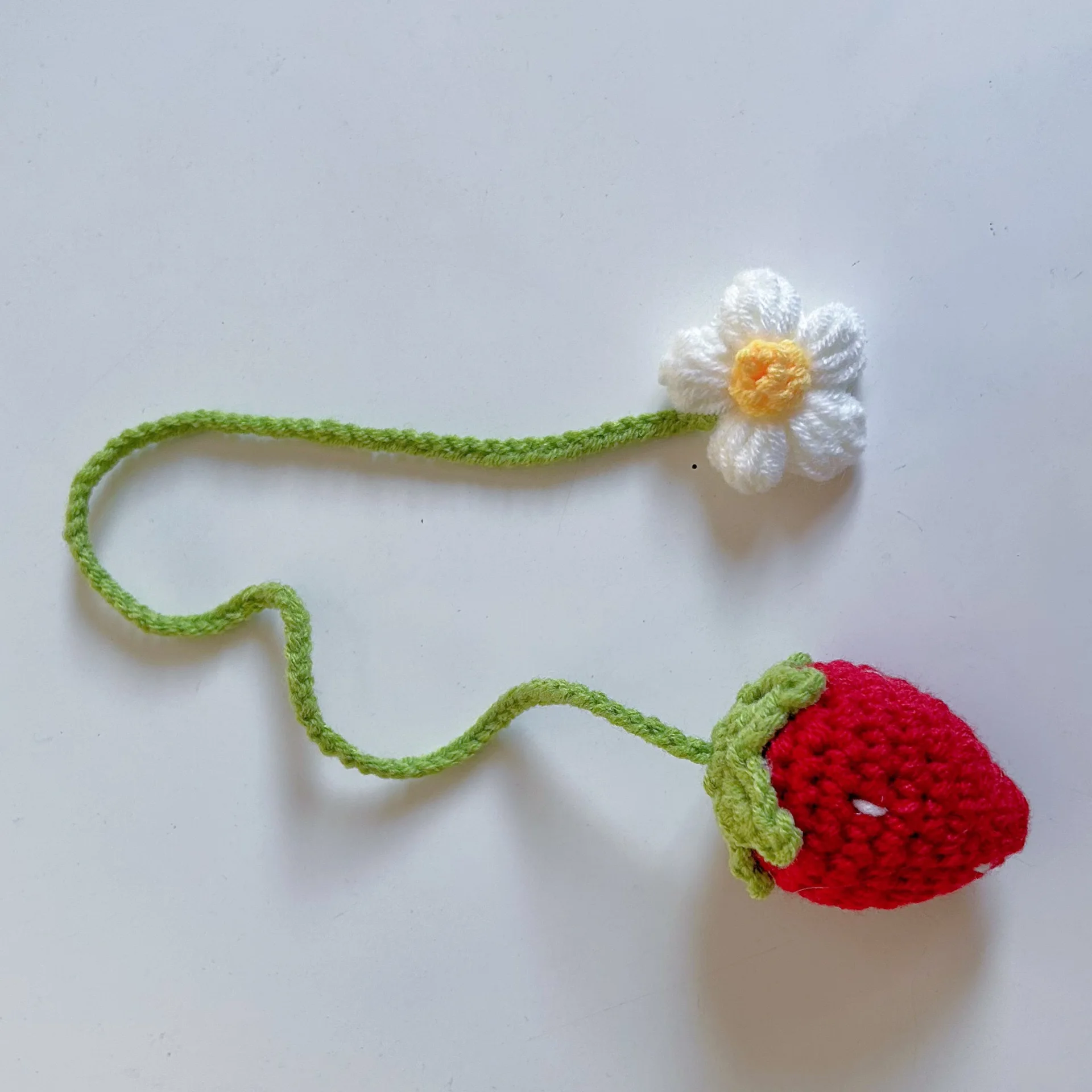 Niedlicher gestrickter Erdbeer-Anhänger, strickende Blumen-Taschen-Anhänger, kreative Häkelblume, Vorhang, Krawatte, Lesezeichen, Auto, Heimdekoration, Geschenk – Detail 3