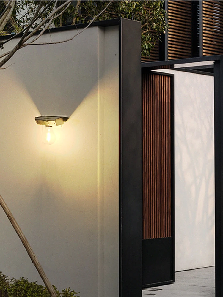 Lumière LED murale solaire extérieure intelligente avec capteur conception de balcon terrasse éclairage de jardin ampoules externes pour meubles rétro de maison