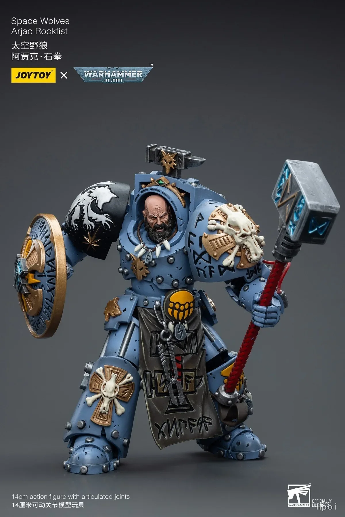 【Original】JOYTOY Warhammer 40K 1/18 ตัวเลขการกระทําหมาป่าอวกาศ Arjac Rockfist ของสะสมของเล่นคลาสสิกรุ่น