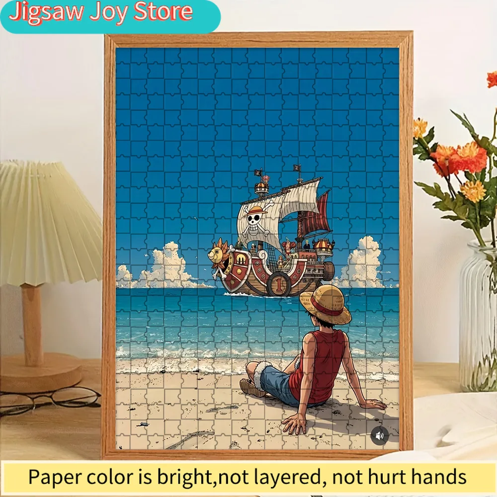

Пазл из художественной бумаги с изображением Луффи из One Piece, сидящего на пляже и смотрящего на корабль Thousand Sunny, на фоне океана и голубого неба, аниме.
