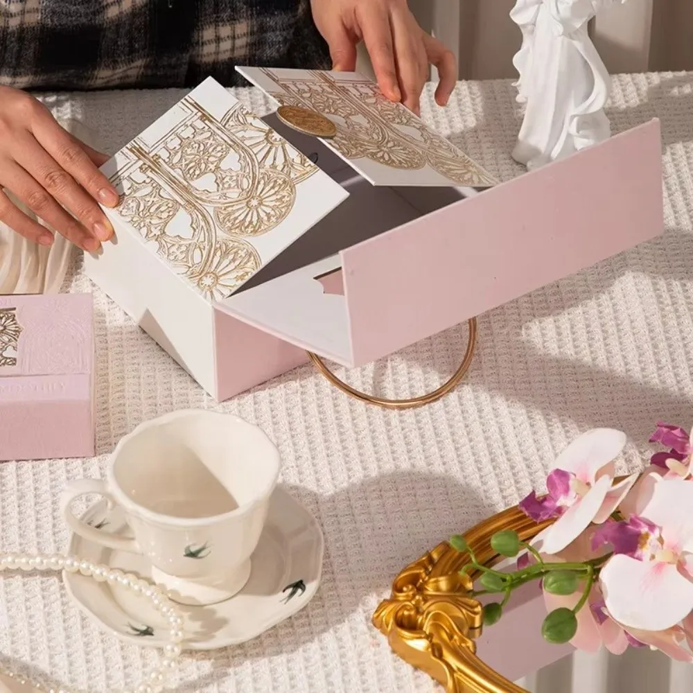 Image of Europäische Barock-Wildleder-Geschenkbox, aufklappbare Handverpackungsboxen, doppelt öffnende Metallgriff-Süßigkeitenboxen