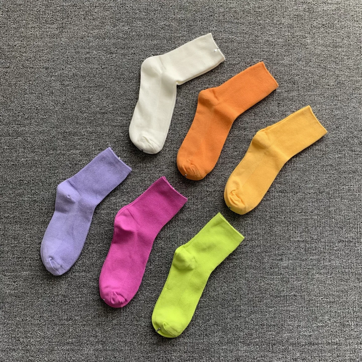 

Breathable Pure Color Mid-Calf Socks Men Women Cotton Blend Comfortable All Season Color Socks Versatile Everyday Socks