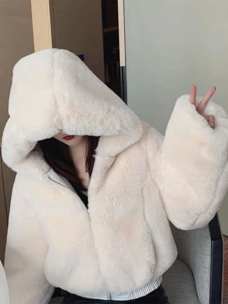 Cappotto corto di lusso in pelliccia di coniglio sintetica da donna Crop Top invernale Addensare abbigliamento caldo Piccola giacca pelosa con cappuccio in pelliccia sintetica Giacche soffici