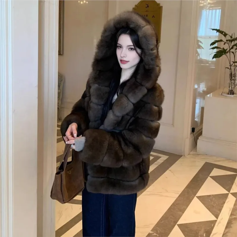 

Классическое и теплое женское пальто с капюшоном из фиолетовой кожи и меха