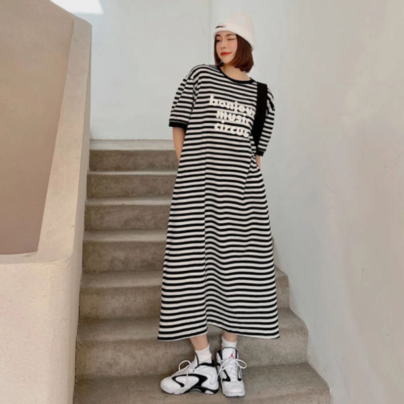 العصرية الكورية نمط طويل تي شيرت فستان المرأة الصيف قصيرة الأكمام منتصف طول حجم كبير فستان طويل خطابات الطباعة فستان كاجوال