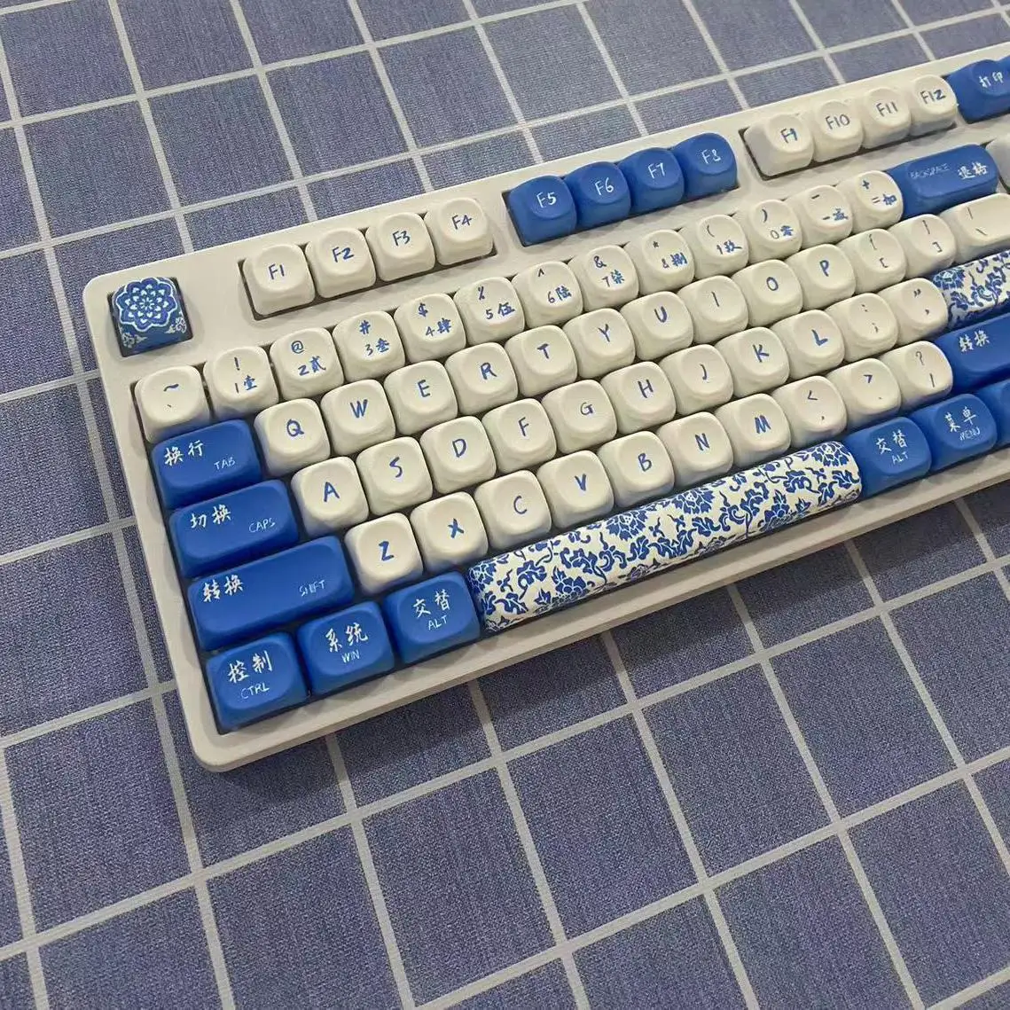 

Blue and white porcelain theme MOA height pbt keycap five-sided hot sublimation process cross shaft small full set of keycaps