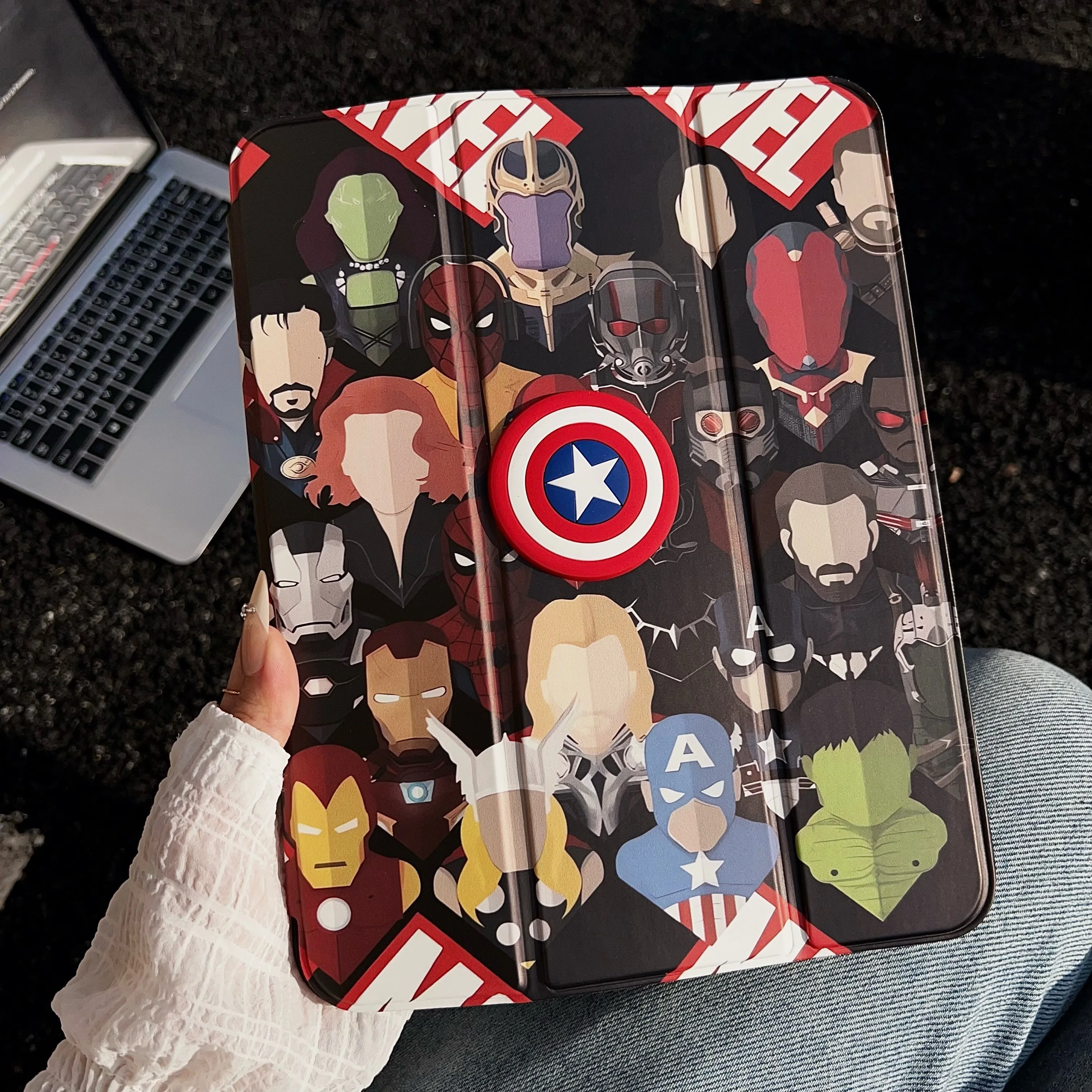 Support triple avec fente pour stylo Marvel Cartoon 3D Super-héros iPad Case Support pliable pour iPad Pro 13 12.9 11 Air 13 10.9 10.2 Mini 6 7