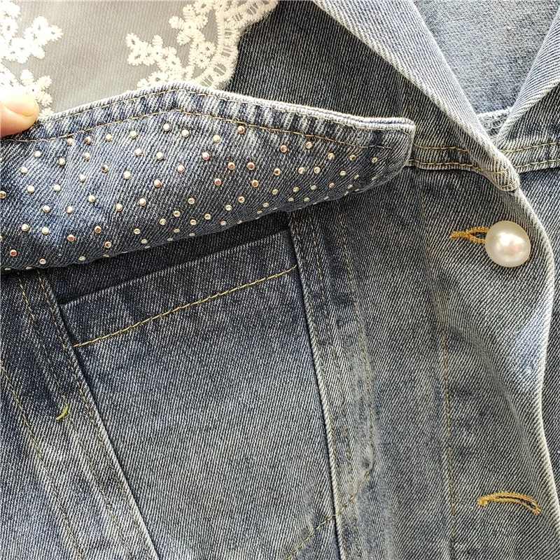 Damska kamizelka jeansowa na wiosnę i jesień, ciężka, zdobiona koralikami, z koronkowymi wstawkami, niebieska, krótka, luźna, codzienna, zapinana na jeden guzik, bez rękawów.