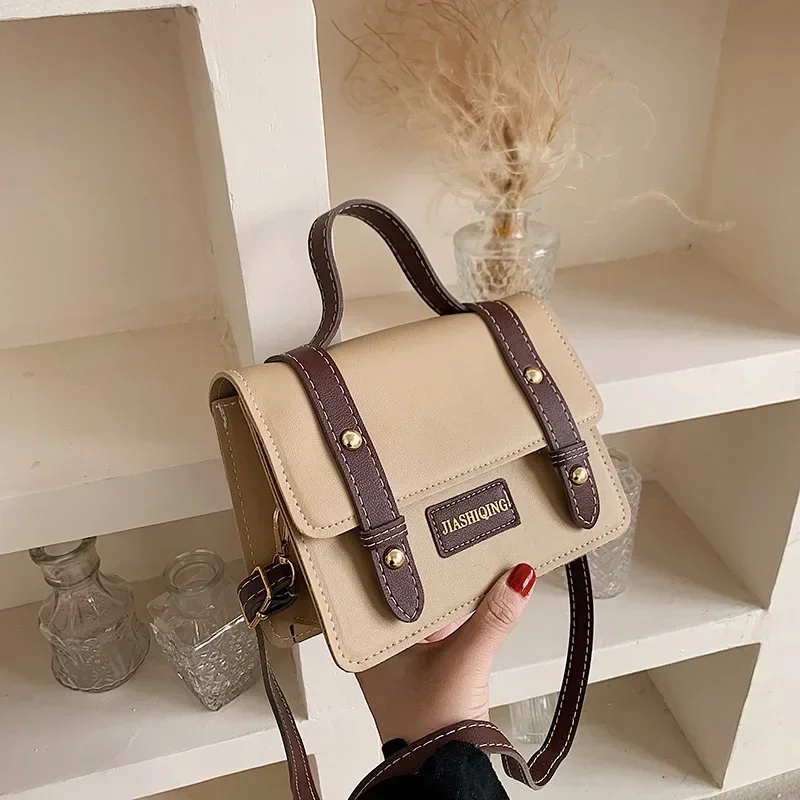 2024 nueva moda estilo académico Retro bolso de hombro de mano para mujer bandolera versátil pequeño bolso cuadrado bolso pequeño de alto sentido