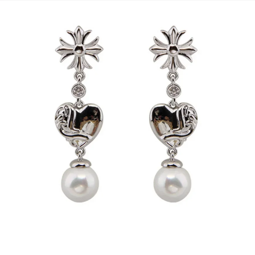 

Редкая пара круглых висячих сережек с белым жемчугом Южного моря диаметром 10–11 мм.