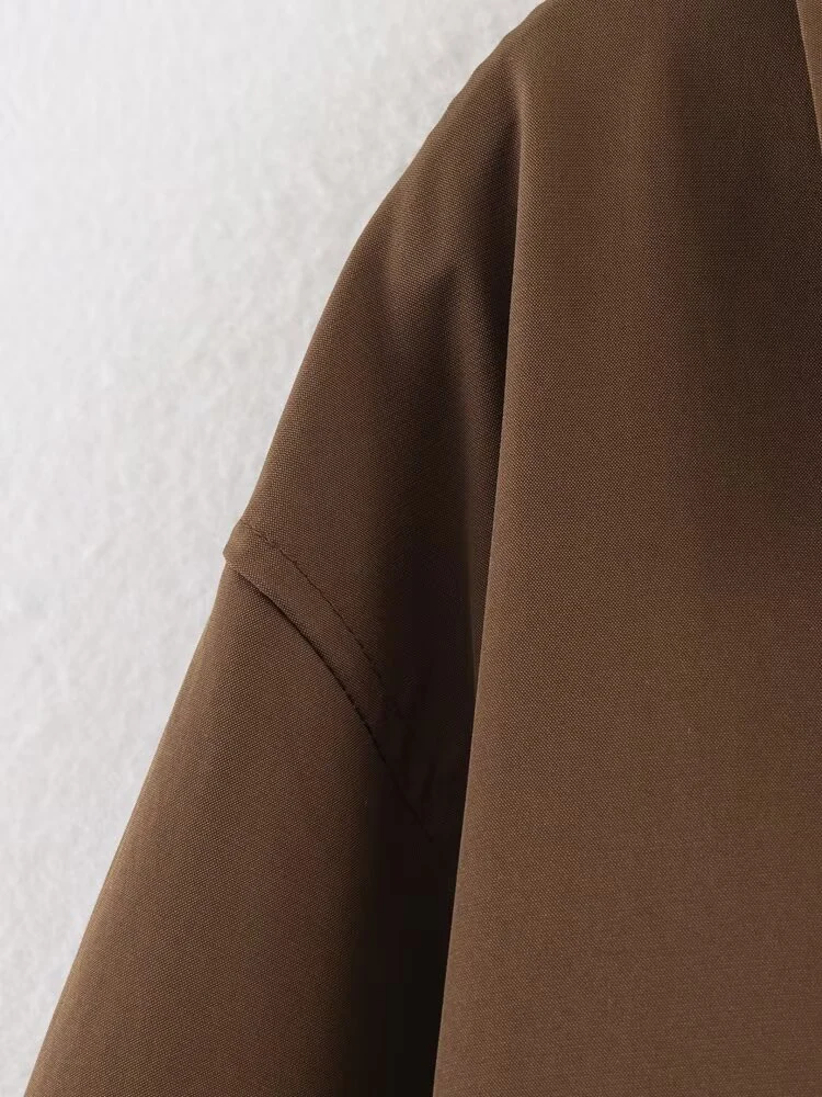 سترة نسائية جديدة على الطراز الأوروبي متعددة الاستخدامات ذات لون سادة وطية صدر السترة وقصة مائلة وقصيرة من الرياح