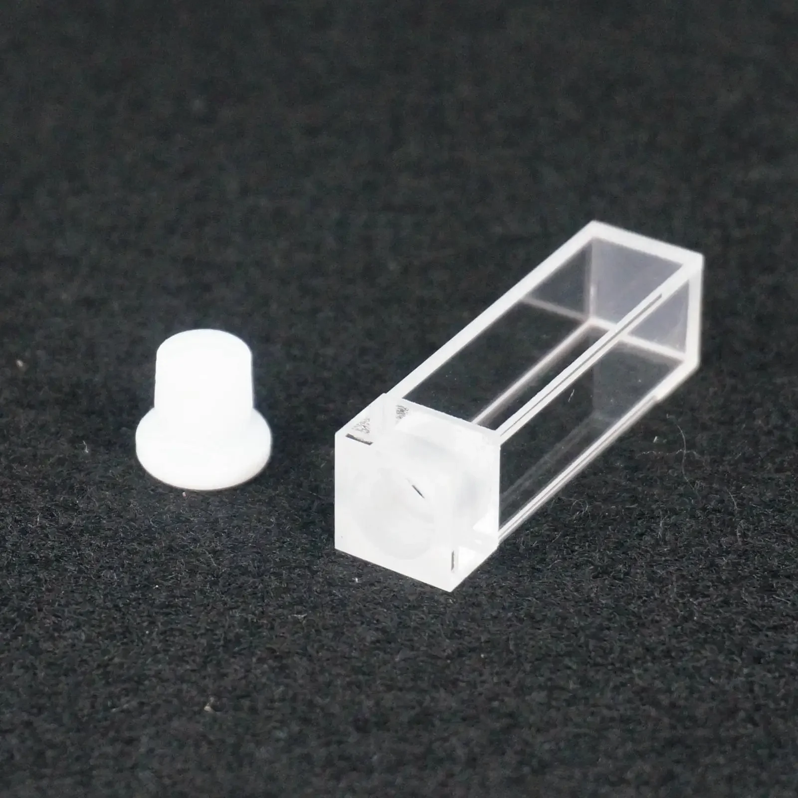 3.5ml 10mm Path JGS1 Quartz Cuvette With Stopper For Fluorescence Spectrometer