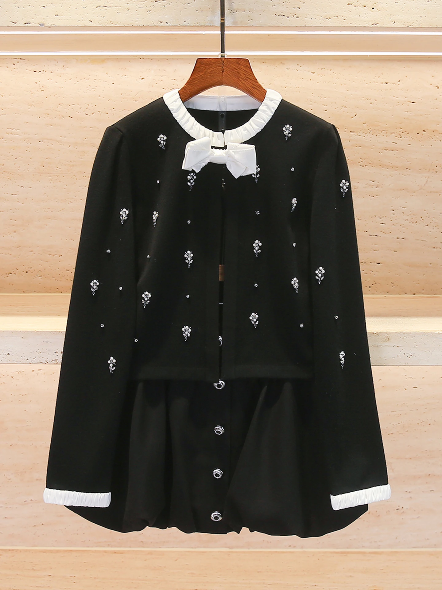 

High-End Knitted Jacket And Skirt Set for Women Spring Summer Fashion Pearl Embellished Small Fragrance Style Casual Wear